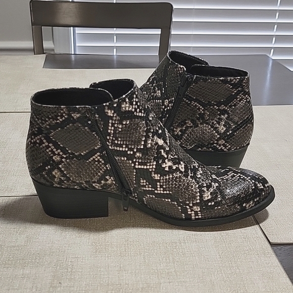 Arizona Jean Co Cadman Ankle Booties - Picture 2 of 8